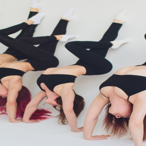 Chicas haciendo ballet fitness.