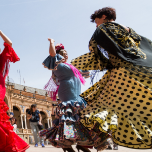 mujeres bailando sevillanas